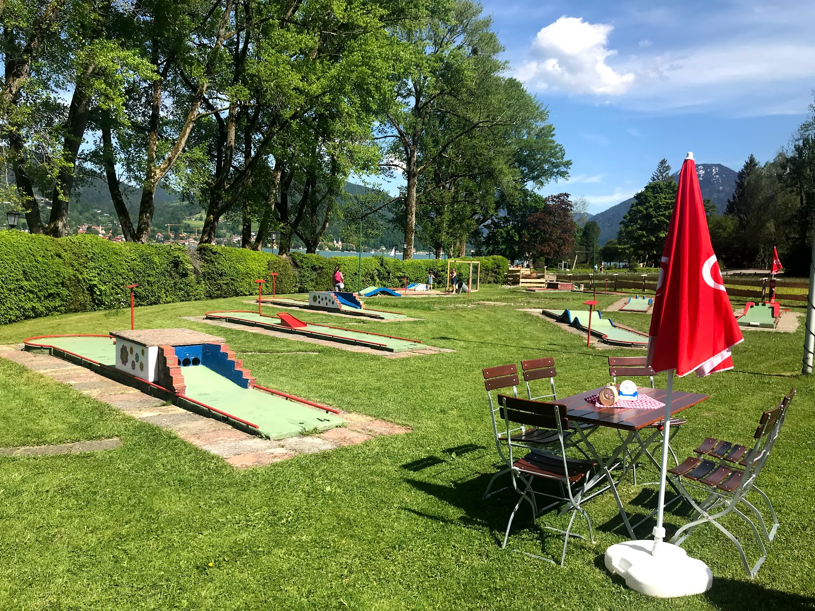 Valokuva Spielplatz am Seeista. sisältäen suora rantaviiva
