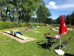 Photo de Spielplatz am See avec un rivage droit