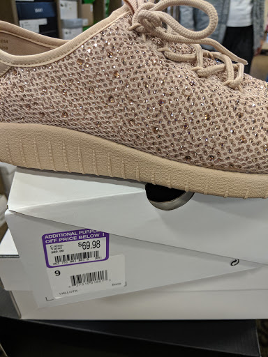 Shoe Store «DSW Designer Shoe Warehouse», reviews and photos, 200 Town Centre Dr, Glen Mills, PA 19342, USA