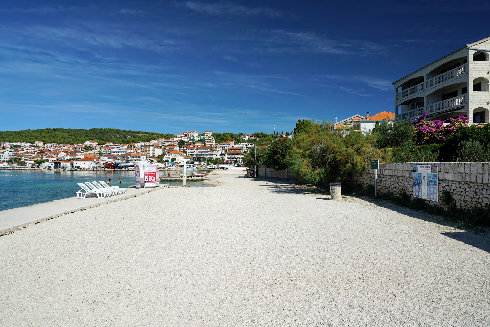 Fotografie cu Okrug Gornji III beach cu o suprafață de apa pură turcoaz