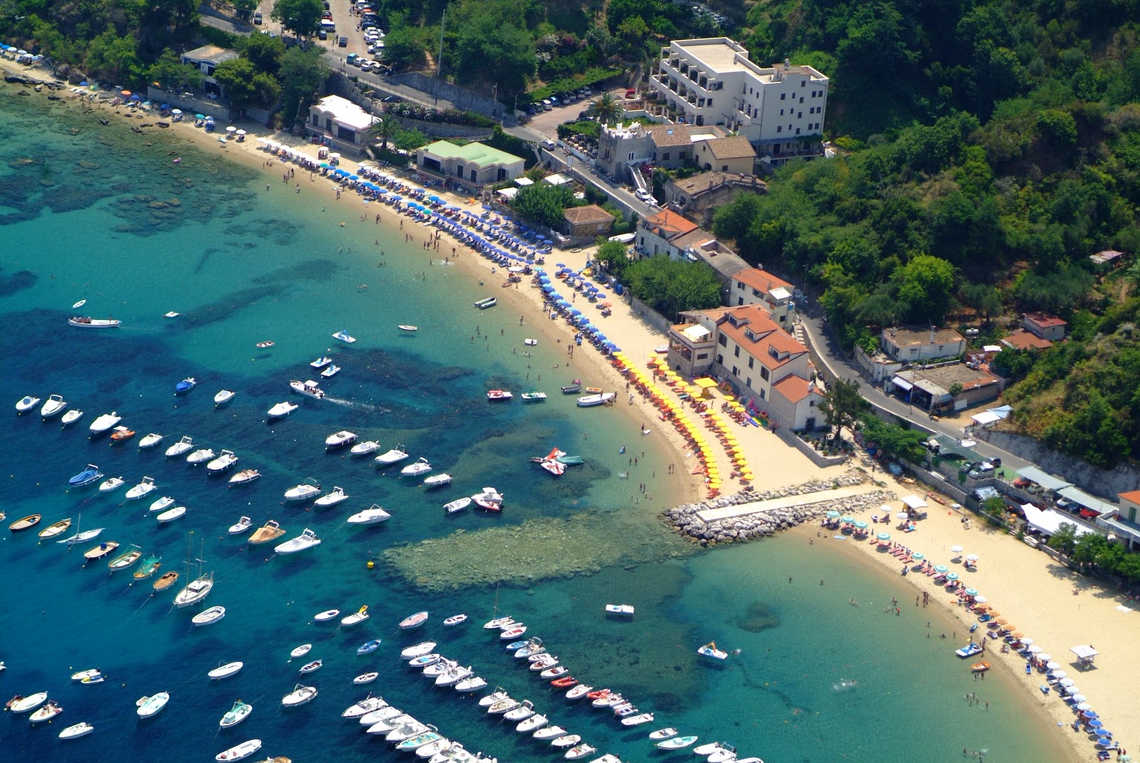 Spiaggia del Porto'in fotoğrafı küçük koy ile birlikte