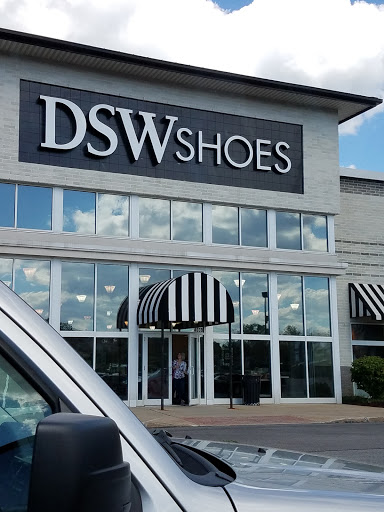 Shoe Store «DSW Designer Shoe Warehouse», reviews and photos, 4039 Richmond Rd, Warrensville Heights, OH 44122, USA