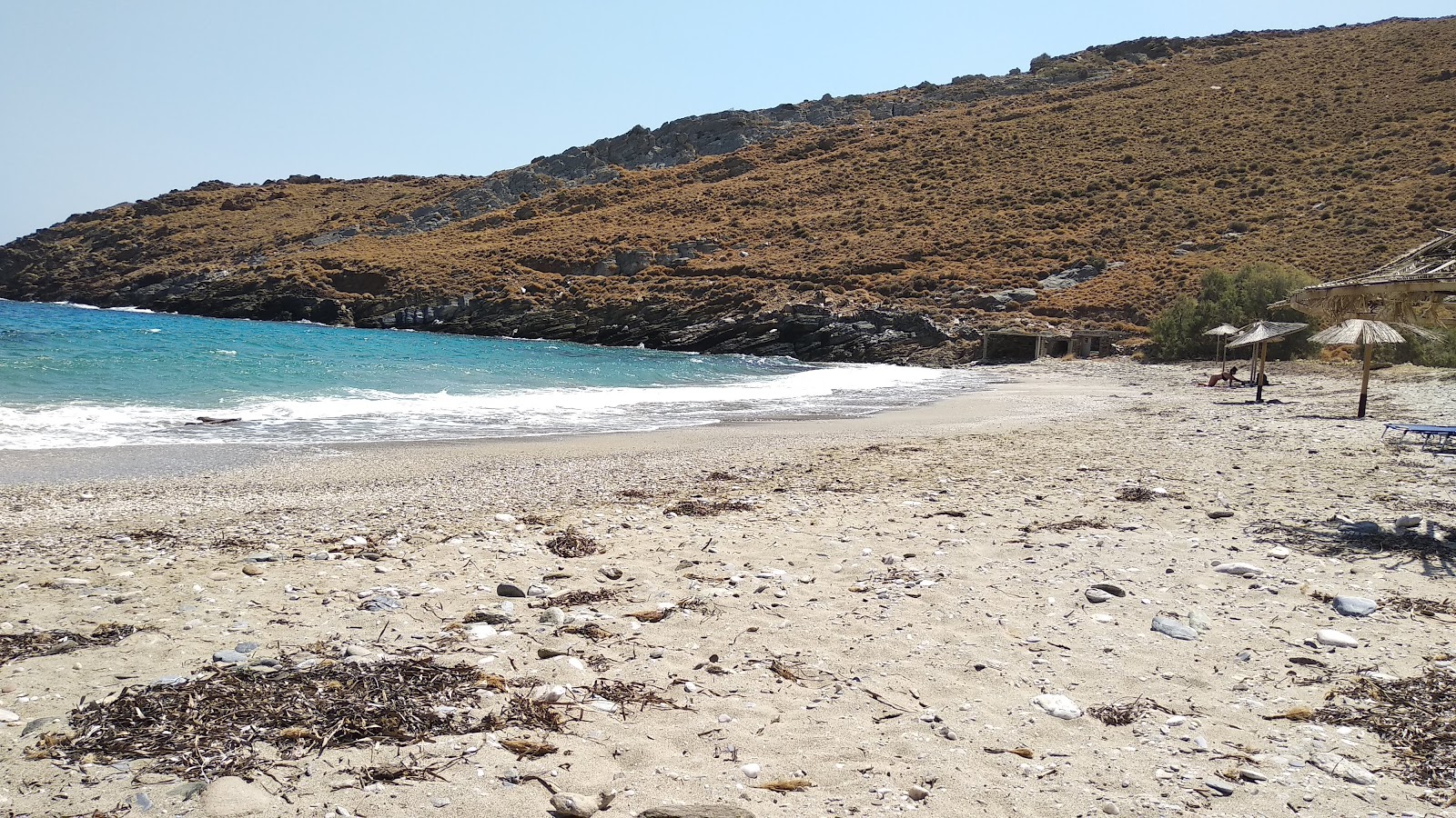 Fotografie cu Paralia Orkou cu o suprafață de nisip ușor și pietricel