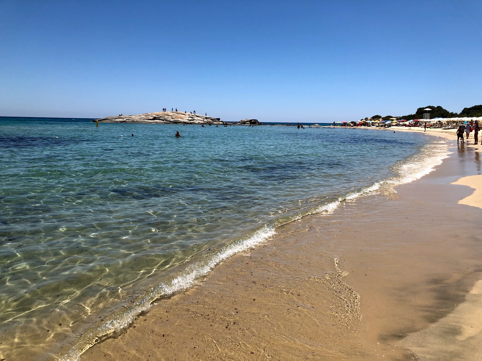 Valokuva Spiaggia di St. Giusta IIista. tukeutunut kallioilla
