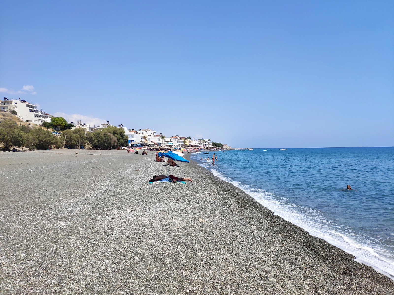 Mirtos beach'in fotoğrafı hafif ince çakıl taş yüzey ile
