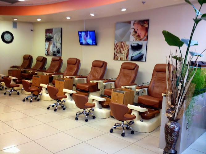 Luna Nails & Spa business location in Stone Ridge VA