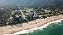 Foto von Praia do Estaleiro umgeben von Bergen