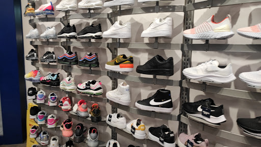 Shoe Store «Champs Sports», reviews and photos, 7439 Dadeland Mall Cir W, Miami, FL 33156, USA