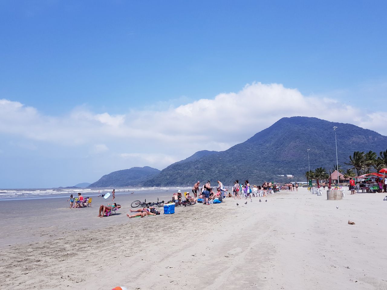 Fotografija Centralna plaža z svetel fin pesek površino
