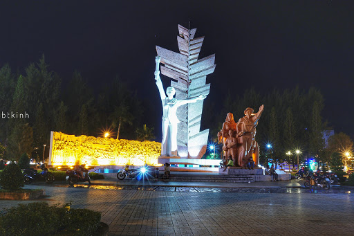 Tượng đài Đồng Khởi