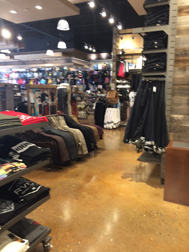 Clothing Store «Tillys», reviews and photos, 343 N Alafaya Trail, Orlando, FL 32828, USA