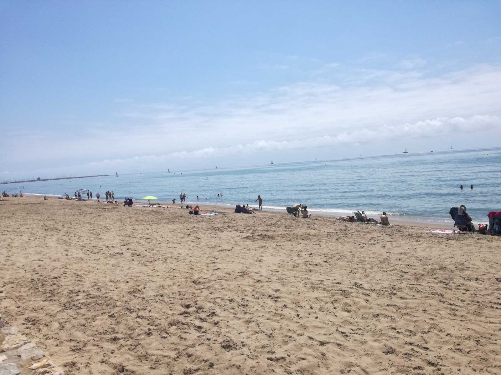 Foto von Strand von Calafell mit grünes wasser Oberfläche