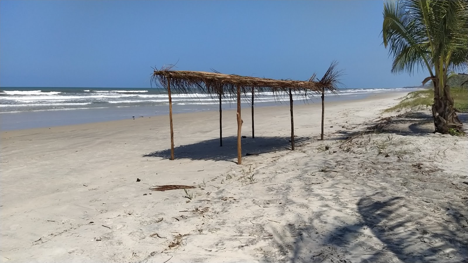 Photo de Praia do Baneb avec l'eau turquoise de surface