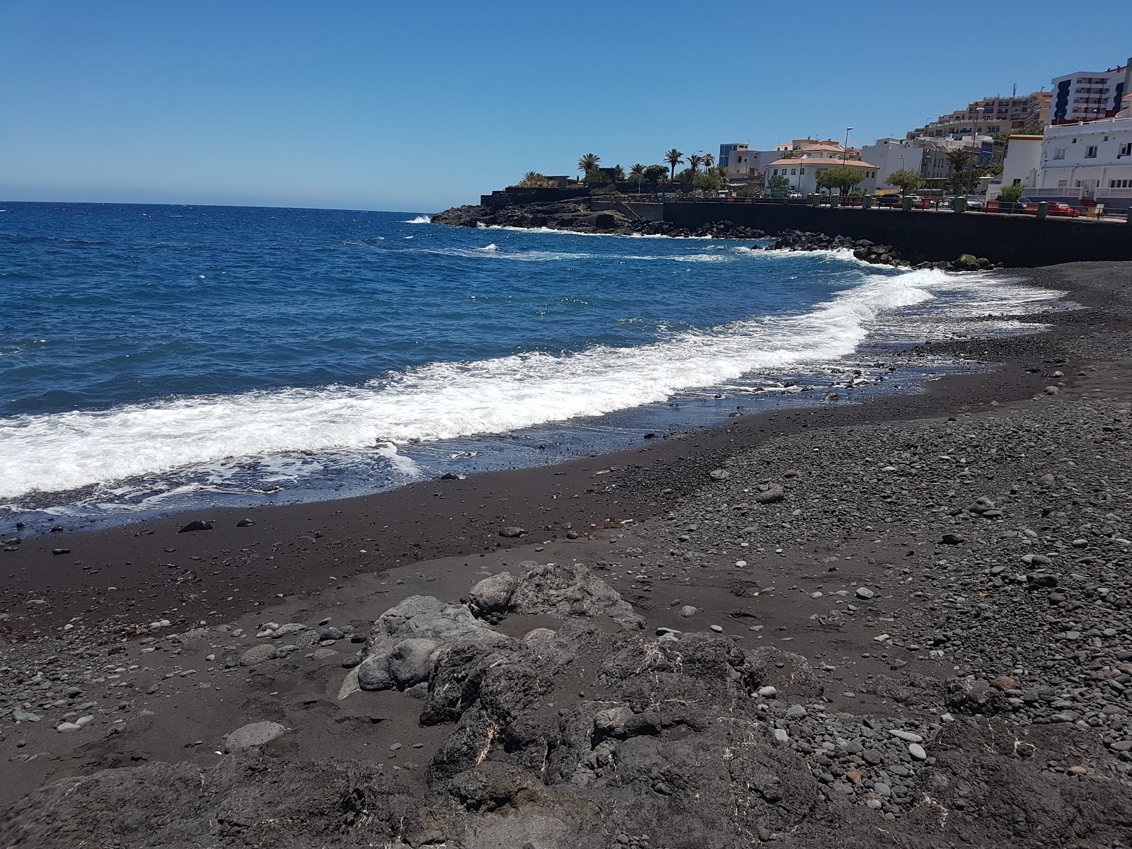 Fotografija Playa Las Caletillas z modra čista voda površino