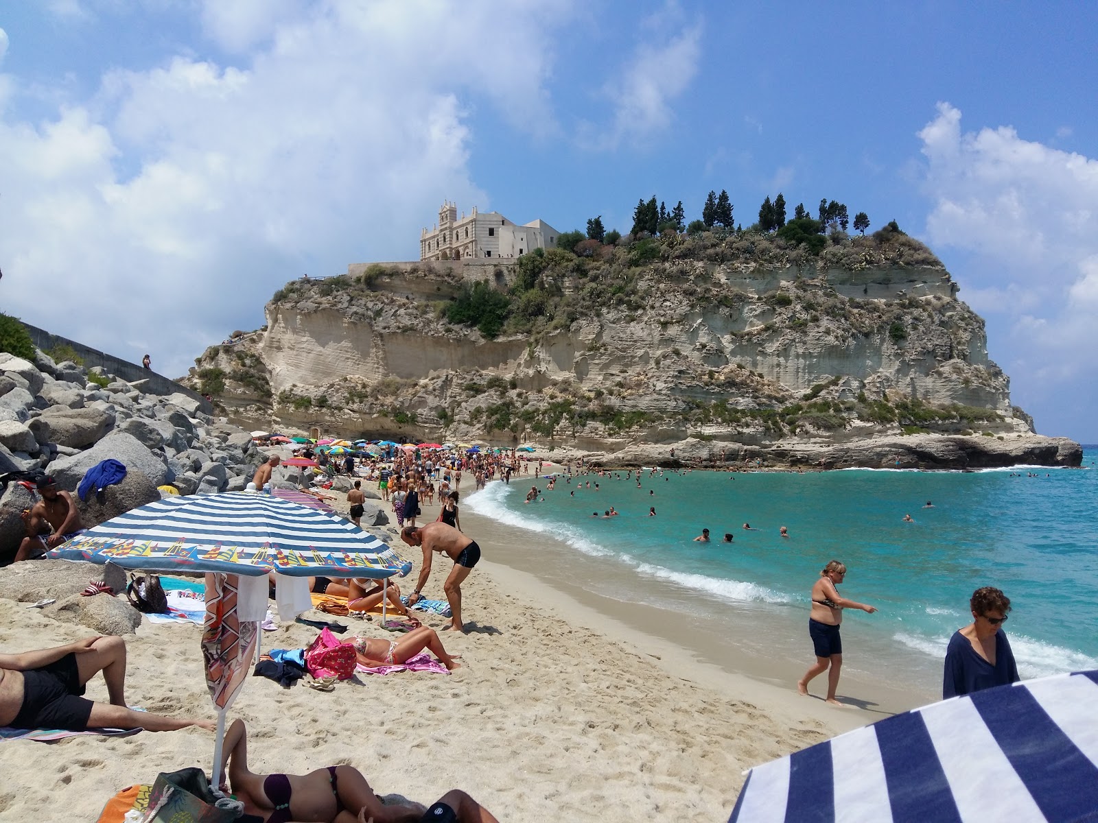 Spiaggia della Rotonda'in fotoğrafı dağlarla çevrili