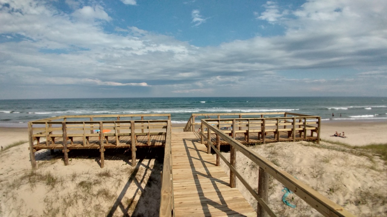 Praia Fernao Capelo'in fotoğrafı - rahatlamayı sevenler arasında popüler bir yer