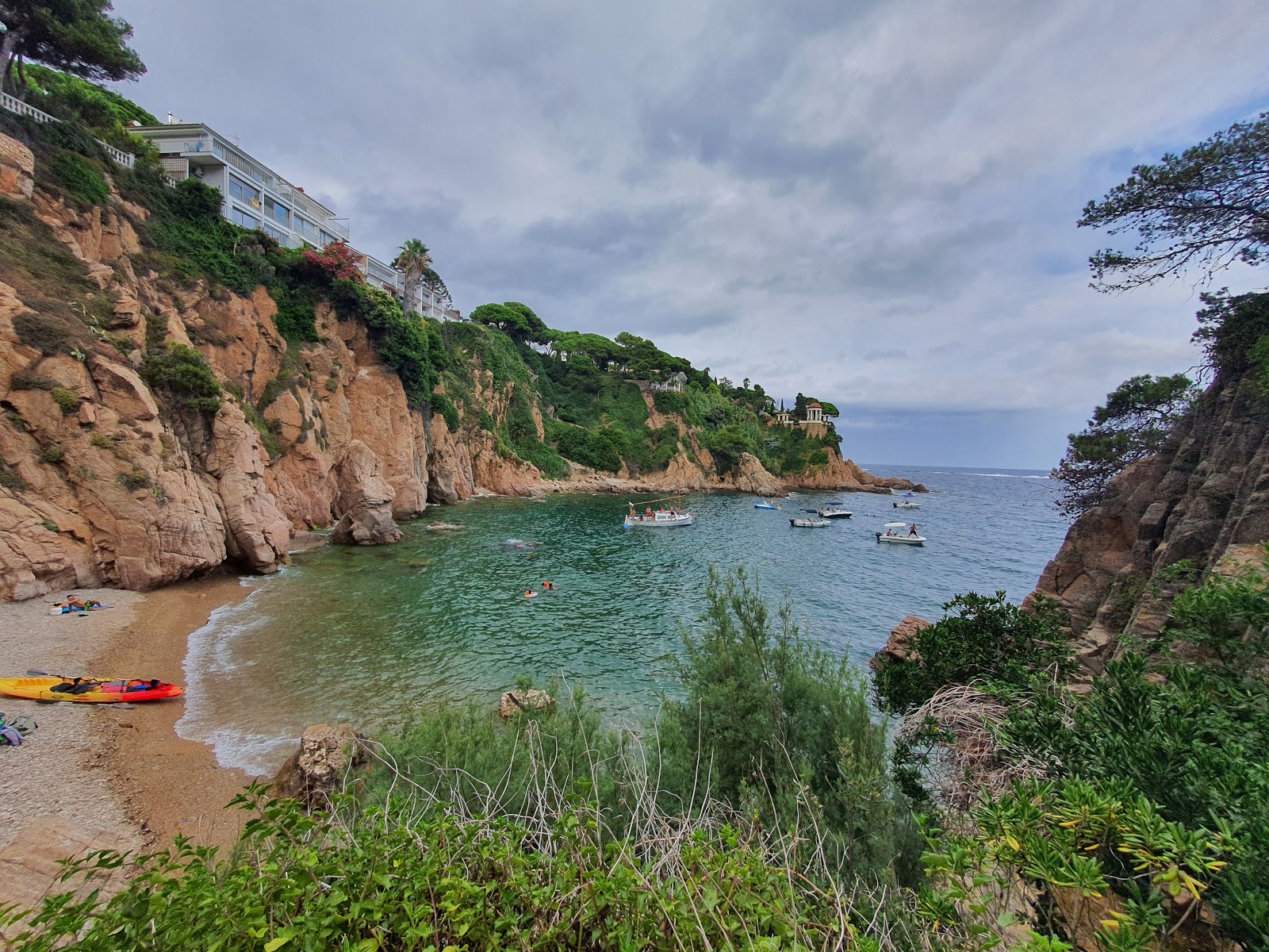 Fotografie cu Cala Sa Forcanera cu nivelul de curățenie înalt