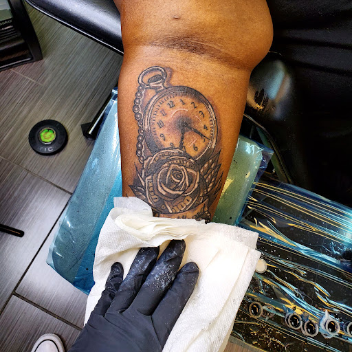 Tattoo Shop «Mind Crusher Tattoo», reviews and photos, 6705 N Clark St, Chicago, IL 60626, USA