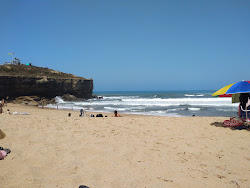 Foto von Praia dos Coxos umgeben von Bergen
