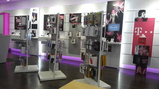 Cell Phone Store «T-Mobile», reviews and photos, 220 N Azusa Ave, Covina, CA 91722, USA