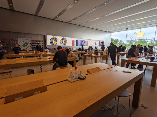 Computer Store «Apple Eton», reviews and photos, 28849 Chagrin Blvd, Woodmere, OH 44122, USA