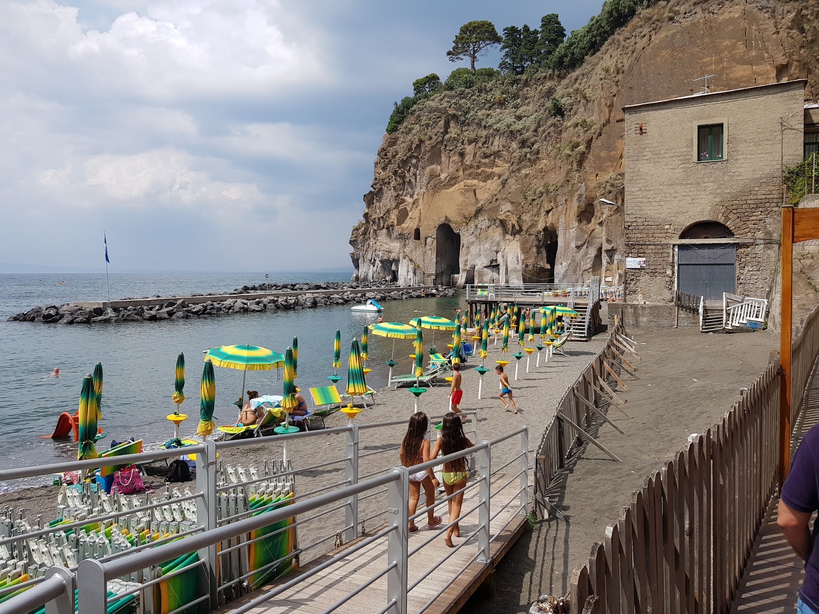 Fotografija Spiaggia di Meta III z majhni več zalivi