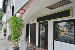 RedDoorz near Marine Parade Central image