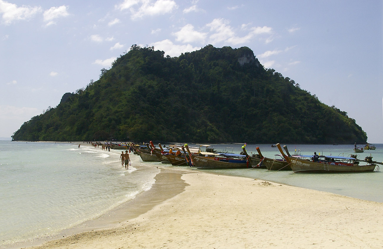 Foto van Rai Island Beach gelegen in een natuurlijk gebied