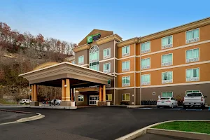 Holiday Inn Express & Suites Hazard, an IHG Hotel image
