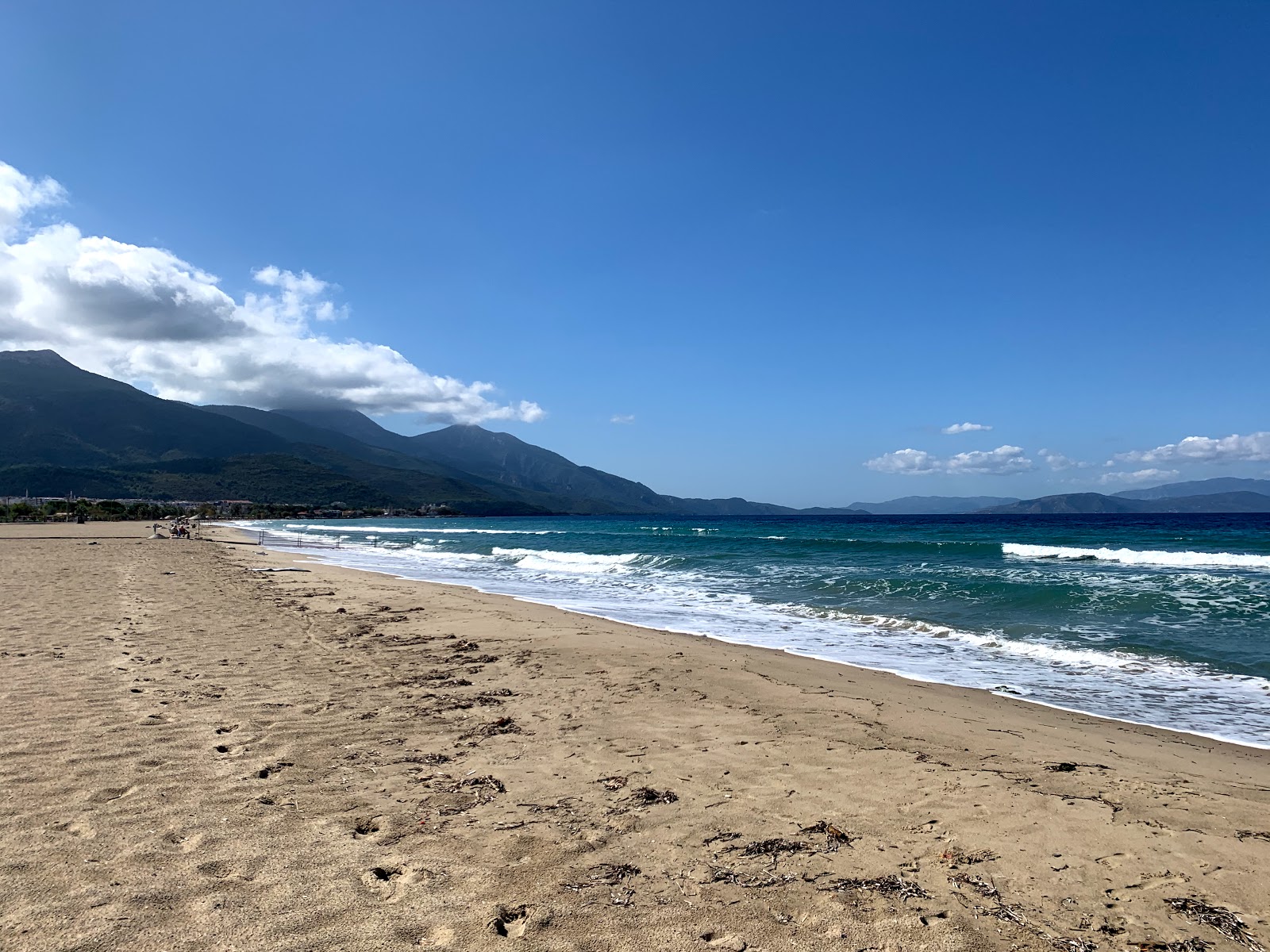Kusadasi beach'in fotoğrafı parlak kum yüzey ile