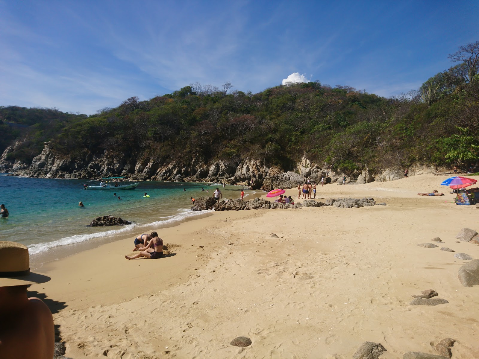 Valokuva Violin Huatulco beachista. pinnalla turkoosi puhdas vesi:n kanssa