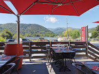 Atmosphère du Restaurant français La Petite Plage à Chambon-sur-Lac - n°3