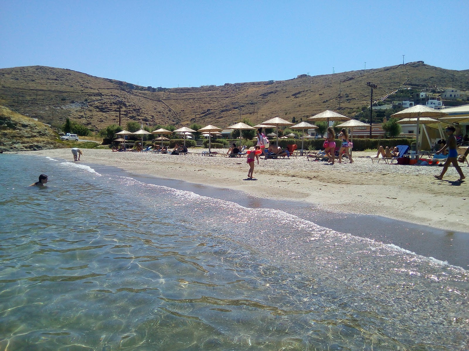 Livadhi beach的照片 带有宽敞的海湾