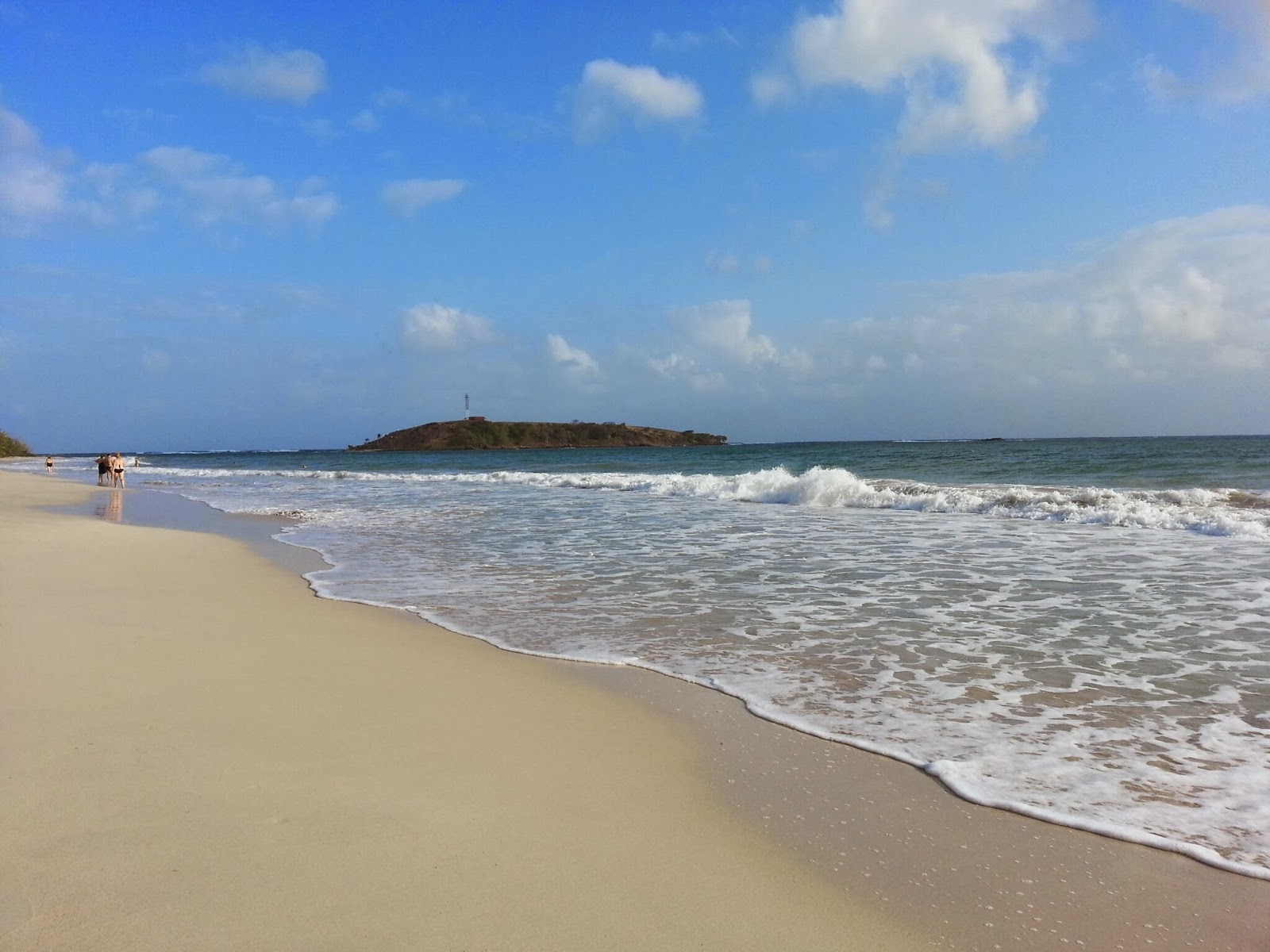 Photo de Grande terre beach avec l'eau cristalline de surface