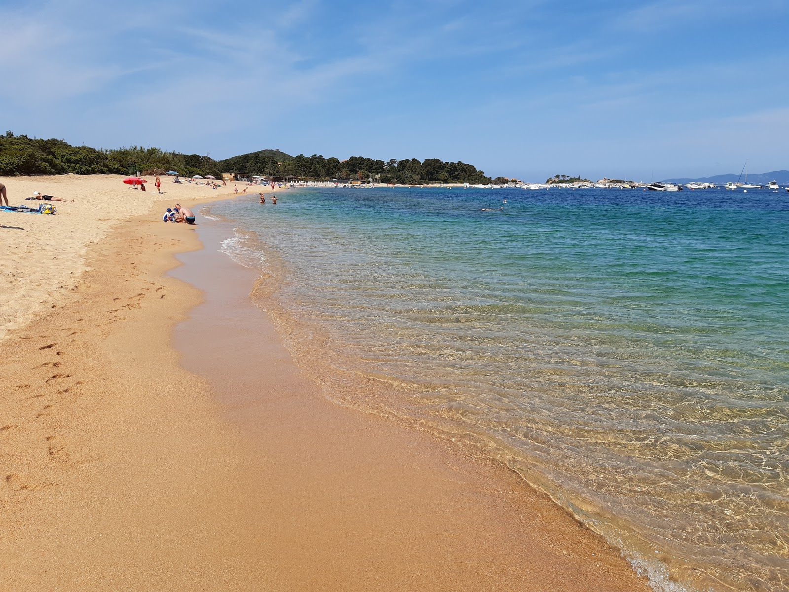 Zdjęcie Isolella long beach z powierzchnią jasny, drobny piasek