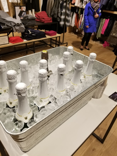 Clothing Store «J.Crew», reviews and photos, 3423 N Southport Ave, Chicago, IL 60657, USA