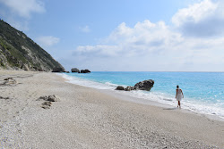 Megali Petra beach'in fotoğrafı doğal alan içinde bulunmaktadır