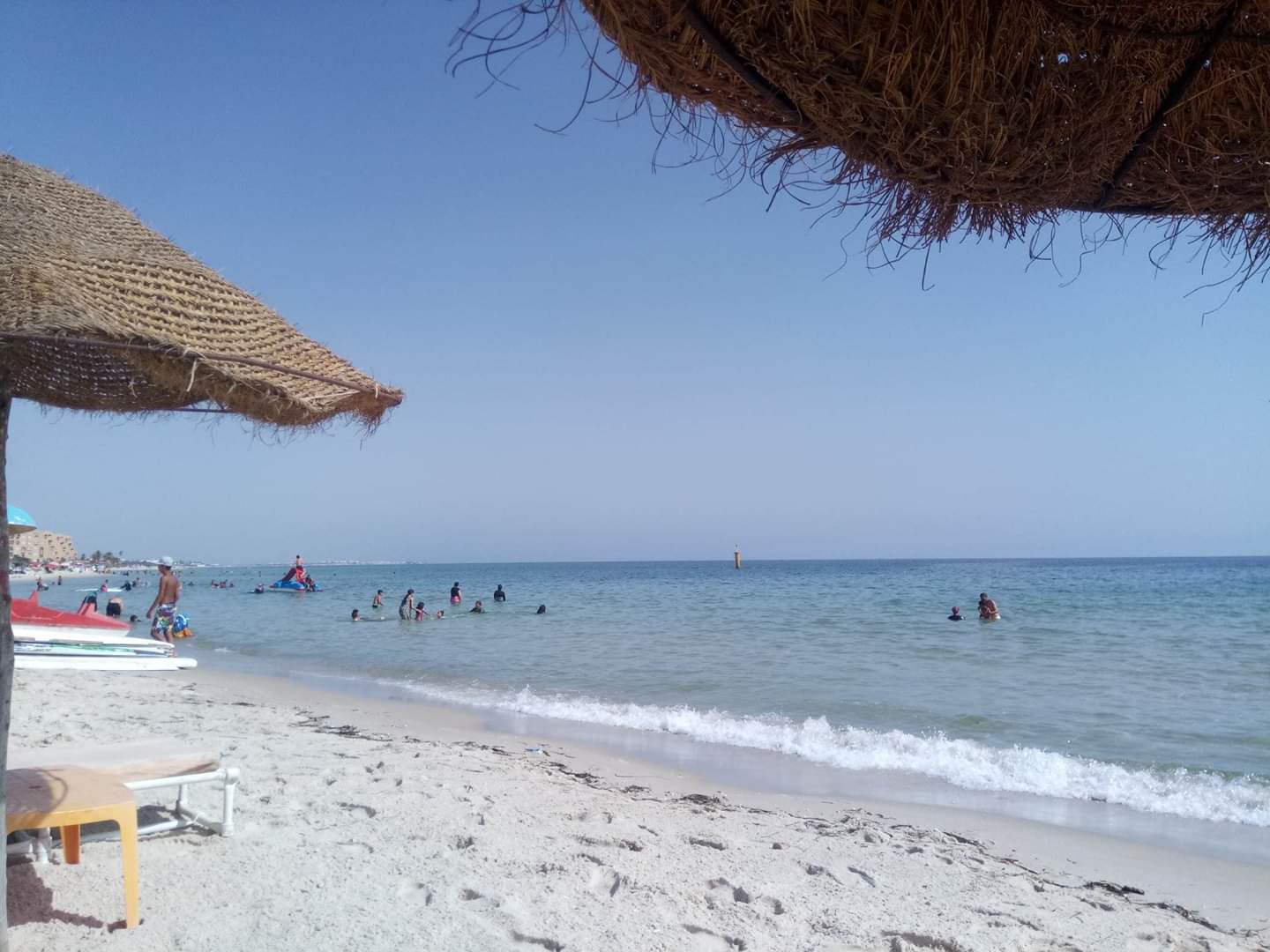 Fotografija Plage Chott Mariem z beli pesek površino