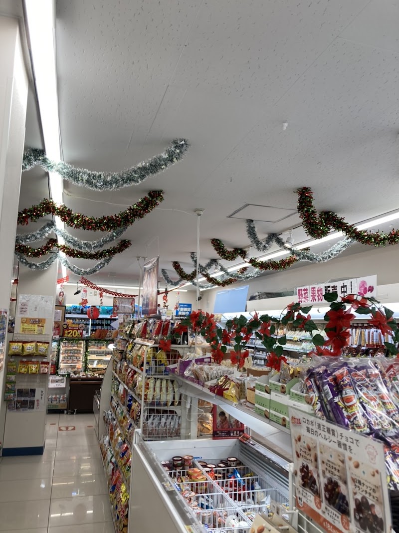 ファミリーマート 谷塚駅東口店