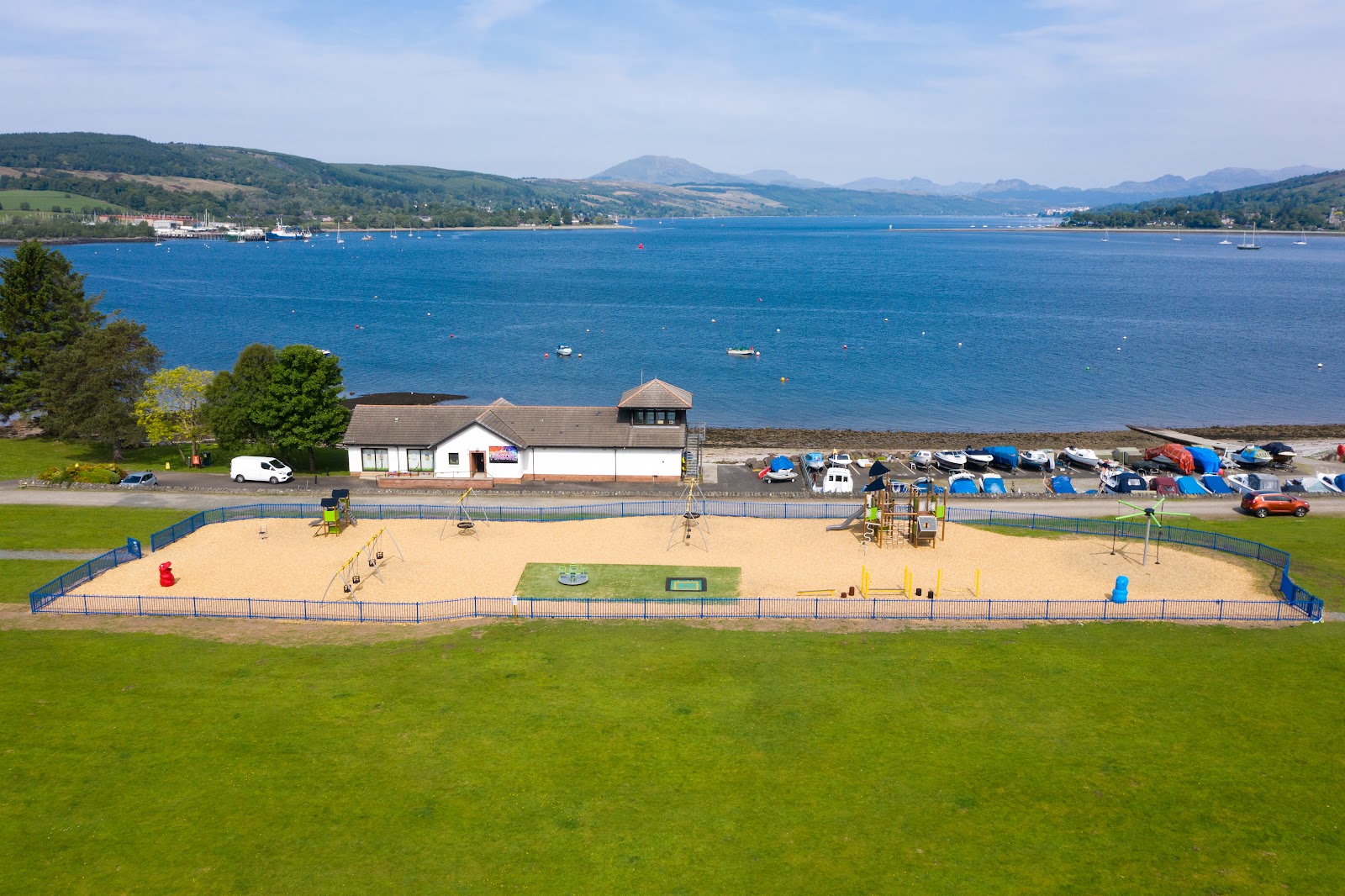 Fotografija Rosneath Castle Park Beach z turkizna čista voda površino