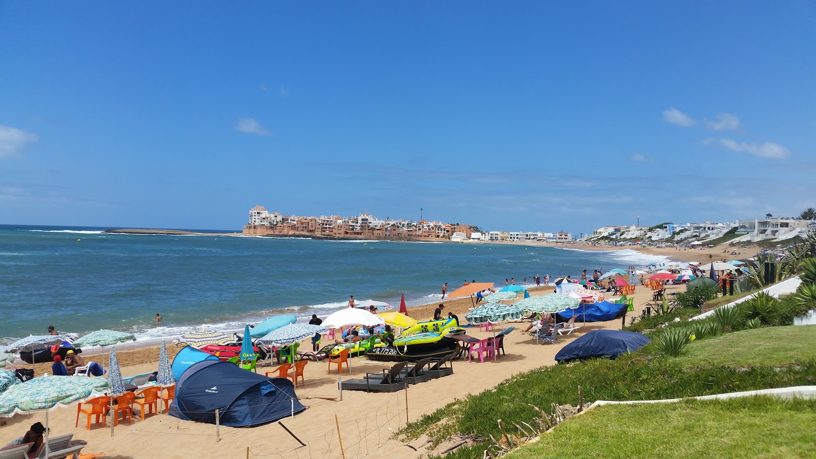 Foto de Plage Bouznika com areia fina e brilhante superfície