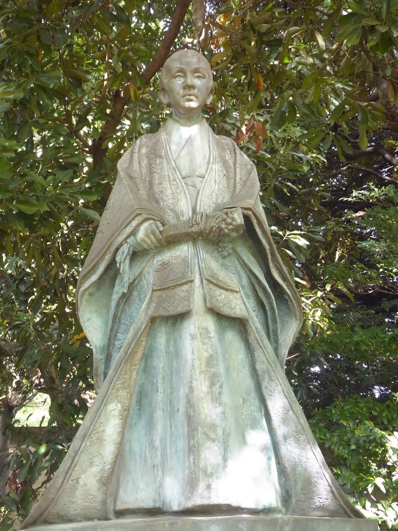 大隈綾子銅像