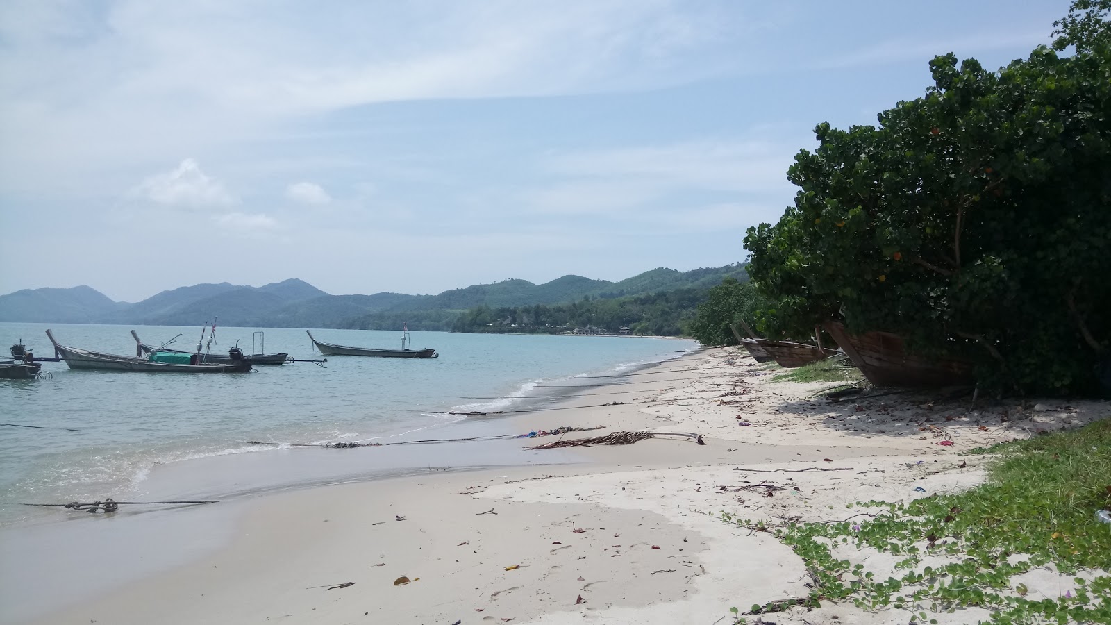 Foto de Koh Yao Yai Beach respaldado por acantilados