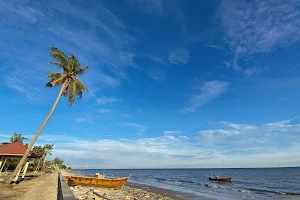 Pantai Pesona Teluk Rhu image