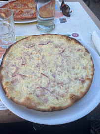 Pizza du Restaurant Les Marronniers à Saint-Sauveur-de-Montagut - n°2