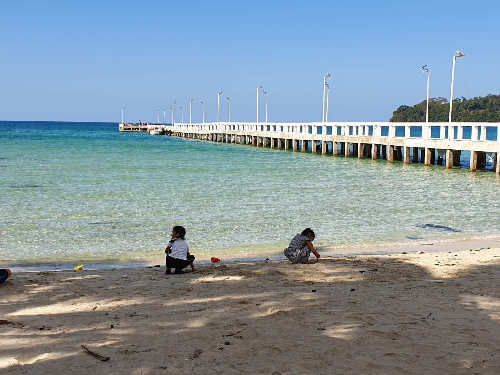 Foto de Tansor Beach respaldado por acantilados