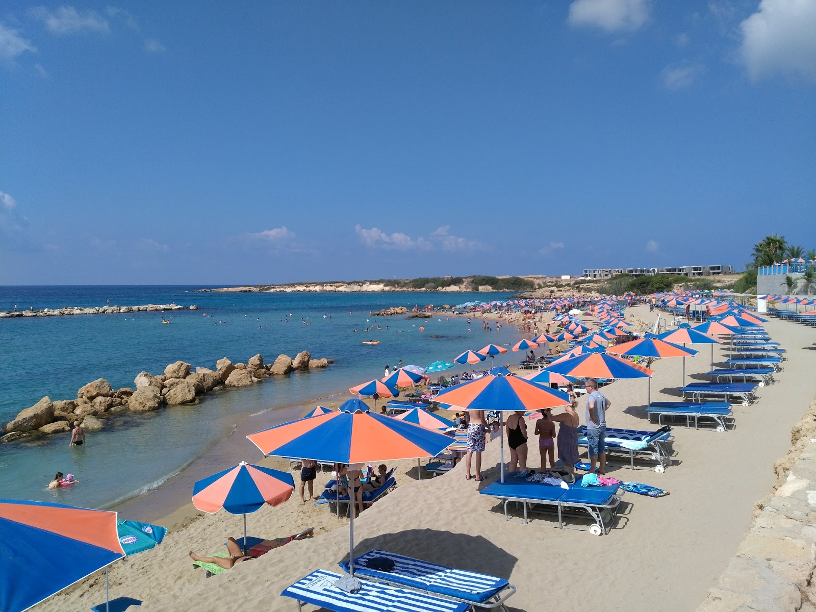 Foto di Laourou beach con una superficie del sabbia beige fine