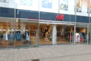 H&M image