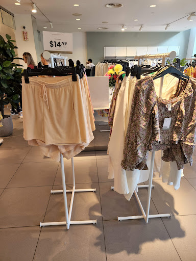 Clothing Store «H&M», reviews and photos, 2604 NE University Village St, Seattle, WA 98105, USA