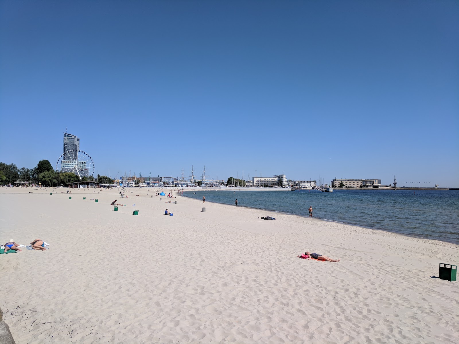 Gdynia beach的照片 带有碧绿色水表面